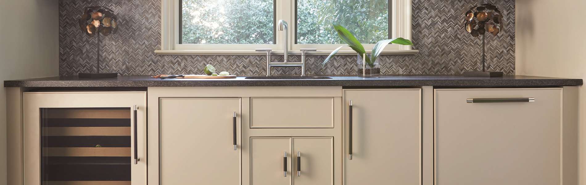 Polished-Nickel-and-Black-Bronze_Knobs-and-Pulls_Amerock_Cabinet-Hardware_Esquire_BP36557PNBBR-BP36558PNBBR-BP36561PNBBR_Kitchen_17